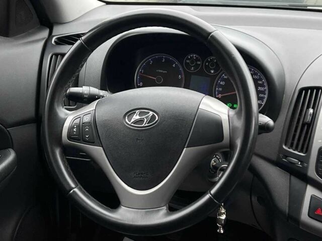 Белый Хендай i30, объемом двигателя 1.6 л и пробегом 250 тыс. км за 5700 $, фото 13 на Automoto.ua