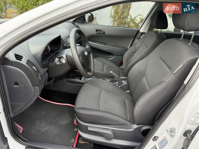 Белый Хендай i30, объемом двигателя 1.6 л и пробегом 164 тыс. км за 7500 $, фото 9 на Automoto.ua