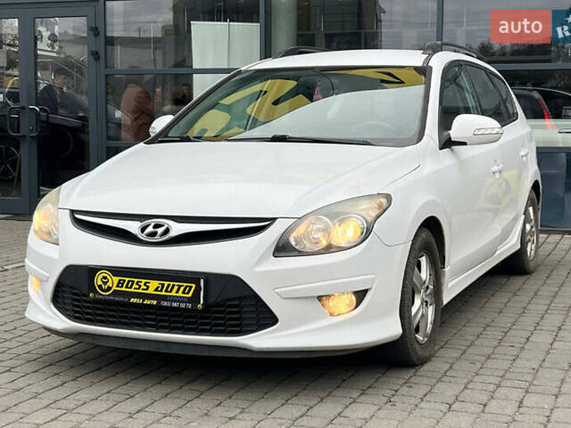 Белый Хендай i30, объемом двигателя 1.58 л и пробегом 250 тыс. км за 5700 $, фото 2 на Automoto.ua