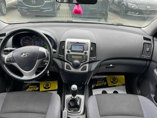 Белый Хендай i30, объемом двигателя 1.6 л и пробегом 250 тыс. км за 5700 $, фото 10 на Automoto.ua