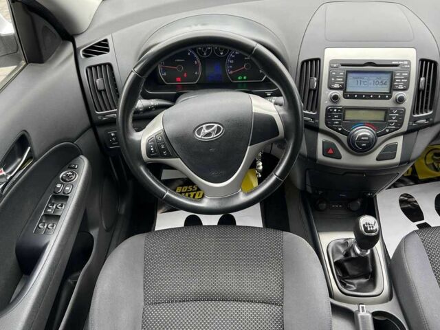 Белый Хендай i30, объемом двигателя 1.6 л и пробегом 250 тыс. км за 5700 $, фото 15 на Automoto.ua