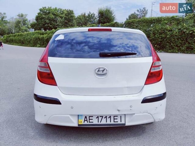 Белый Хендай i30, объемом двигателя 1.6 л и пробегом 163 тыс. км за 6500 $, фото 6 на Automoto.ua