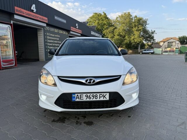 Белый Хендай i30, объемом двигателя 1.6 л и пробегом 150 тыс. км за 5950 $, фото 7 на Automoto.ua
