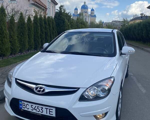 Белый Хендай i30, объемом двигателя 1.6 л и пробегом 191 тыс. км за 6800 $, фото 6 на Automoto.ua