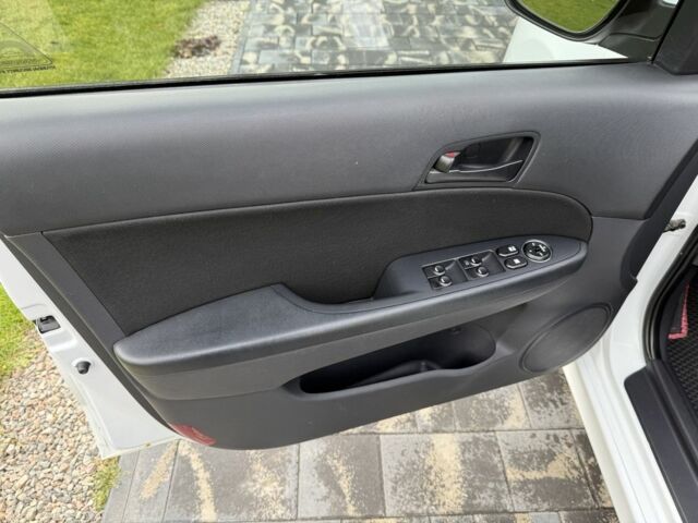 Білий Хендай i30, об'ємом двигуна 1.6 л та пробігом 164 тис. км за 7500 $, фото 14 на Automoto.ua