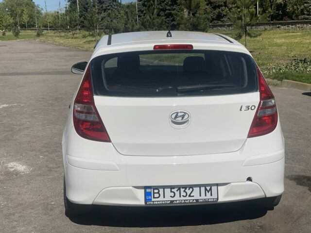 Белый Хендай i30, объемом двигателя 0.14 л и пробегом 123 тыс. км за 5200 $, фото 8 на Automoto.ua