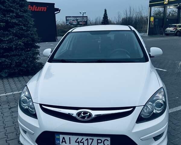 Белый Хендай i30, объемом двигателя 1.6 л и пробегом 236 тыс. км за 7300 $, фото 3 на Automoto.ua