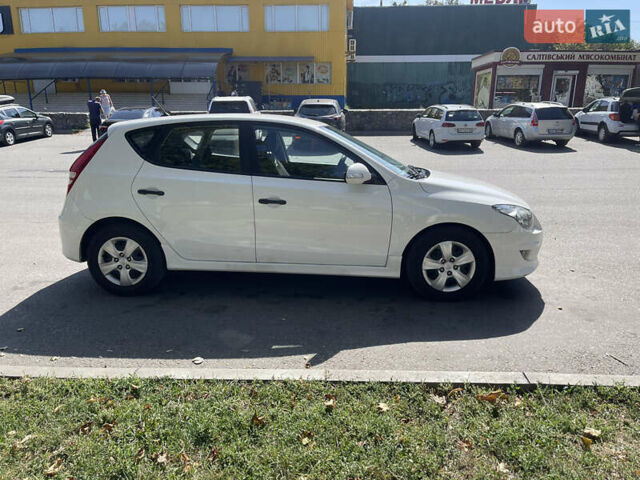 Белый Хендай i30, объемом двигателя 1.4 л и пробегом 120 тыс. км за 5500 $, фото 2 на Automoto.ua