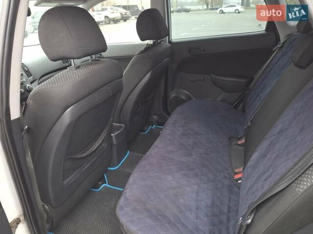 Белый Хендай i30, объемом двигателя 1.58 л и пробегом 226 тыс. км за 6500 $, фото 15 на Automoto.ua