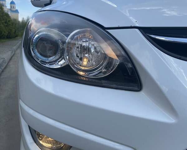 Белый Хендай i30, объемом двигателя 1.6 л и пробегом 191 тыс. км за 6800 $, фото 17 на Automoto.ua