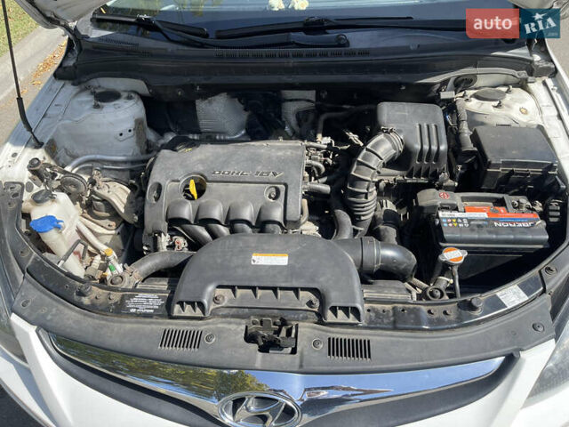 Белый Хендай i30, объемом двигателя 1.4 л и пробегом 120 тыс. км за 5500 $, фото 14 на Automoto.ua