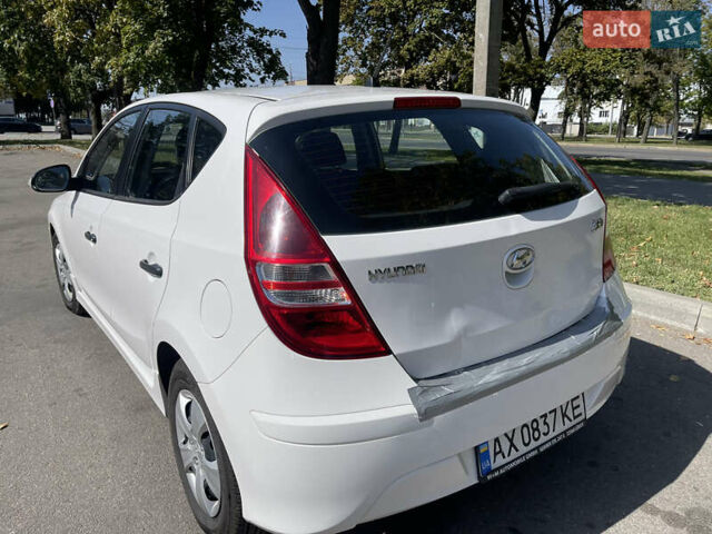 Белый Хендай i30, объемом двигателя 1.4 л и пробегом 120 тыс. км за 5500 $, фото 5 на Automoto.ua