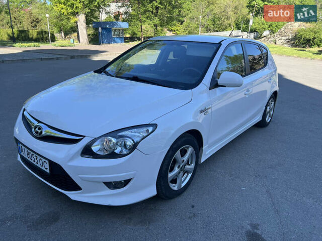 Белый Хендай i30, объемом двигателя 1.58 л и пробегом 263 тыс. км за 6500 $, фото 2 на Automoto.ua