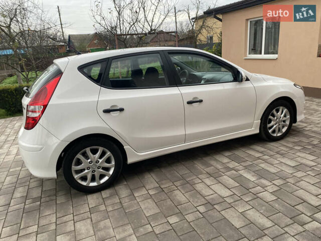 Белый Хендай i30, объемом двигателя 1.6 л и пробегом 135 тыс. км за 7190 $, фото 6 на Automoto.ua