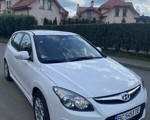 Белый Хендай i30, объемом двигателя 1.6 л и пробегом 191 тыс. км за 6800 $, фото 5 на Automoto.ua
