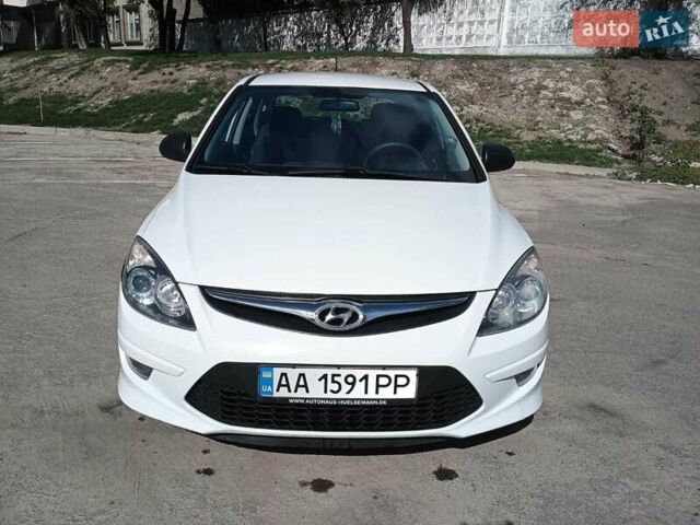 Белый Хендай i30, объемом двигателя 1.4 л и пробегом 248 тыс. км за 7000 $, фото 4 на Automoto.ua