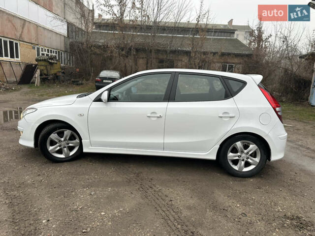 Белый Хендай i30, объемом двигателя 1.58 л и пробегом 180 тыс. км за 7300 $, фото 15 на Automoto.ua