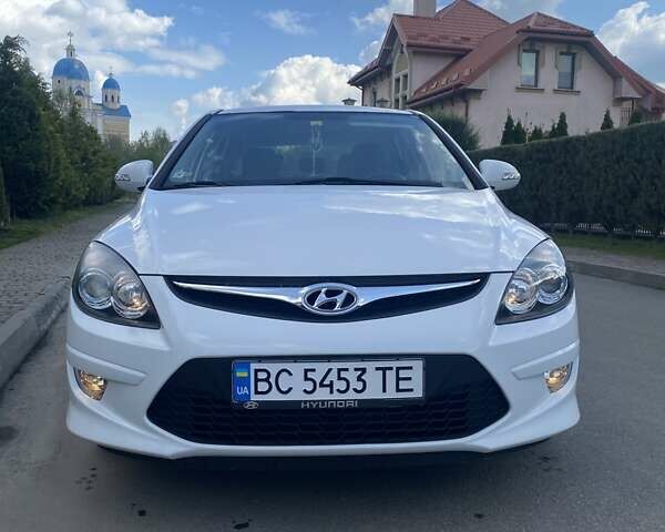 Белый Хендай i30, объемом двигателя 1.6 л и пробегом 191 тыс. км за 6800 $, фото 1 на Automoto.ua