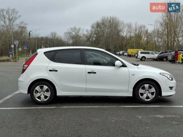 Белый Хендай i30, объемом двигателя 1.58 л и пробегом 226 тыс. км за 6500 $, фото 6 на Automoto.ua