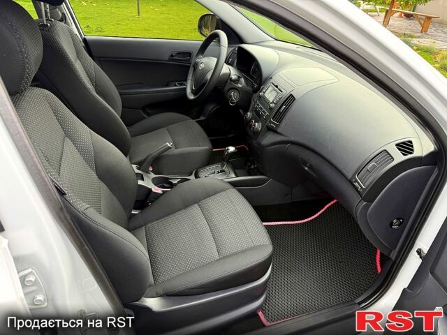 Белый Хендай i30, объемом двигателя 1.6 л и пробегом 164 тыс. км за 7500 $, фото 5 на Automoto.ua