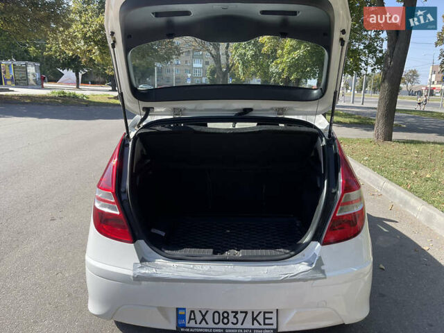 Белый Хендай i30, объемом двигателя 1.4 л и пробегом 120 тыс. км за 5500 $, фото 9 на Automoto.ua
