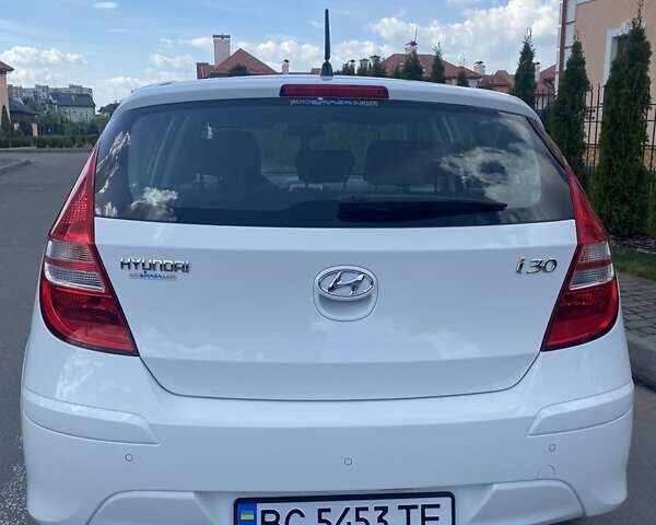 Белый Хендай i30, объемом двигателя 1.6 л и пробегом 191 тыс. км за 6800 $, фото 10 на Automoto.ua