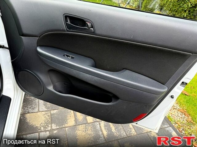 Белый Хендай i30, объемом двигателя 1.6 л и пробегом 164 тыс. км за 7500 $, фото 8 на Automoto.ua