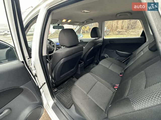 Белый Хендай i30, объемом двигателя 1.58 л и пробегом 180 тыс. км за 7300 $, фото 23 на Automoto.ua