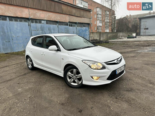 Белый Хендай i30, объемом двигателя 1.58 л и пробегом 180 тыс. км за 7300 $, фото 4 на Automoto.ua