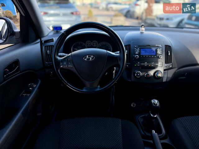 Белый Хендай i30, объемом двигателя 1.6 л и пробегом 227 тыс. км за 6500 $, фото 12 на Automoto.ua