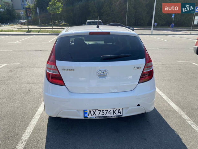 Белый Хендай i30, объемом двигателя 1.4 л и пробегом 225 тыс. км за 5599 $, фото 1 на Automoto.ua