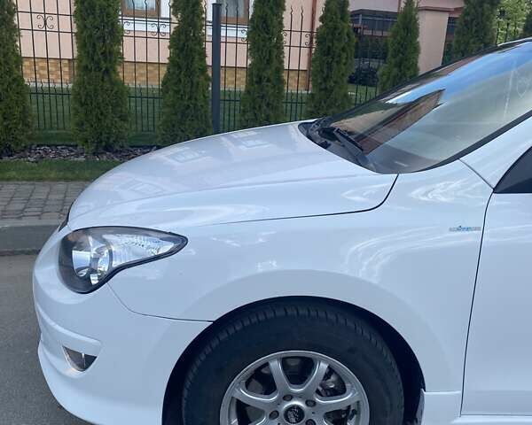 Белый Хендай i30, объемом двигателя 1.6 л и пробегом 191 тыс. км за 6800 $, фото 8 на Automoto.ua
