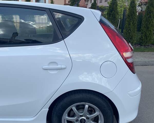 Белый Хендай i30, объемом двигателя 1.6 л и пробегом 191 тыс. км за 6800 $, фото 9 на Automoto.ua