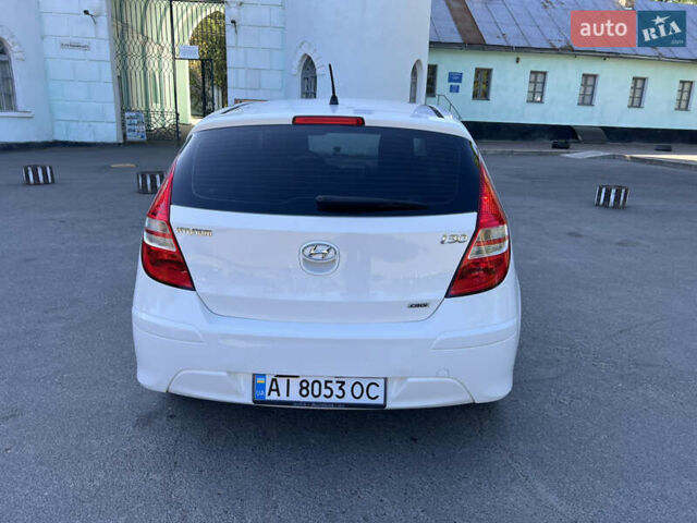 Белый Хендай i30, объемом двигателя 1.58 л и пробегом 263 тыс. км за 6500 $, фото 5 на Automoto.ua