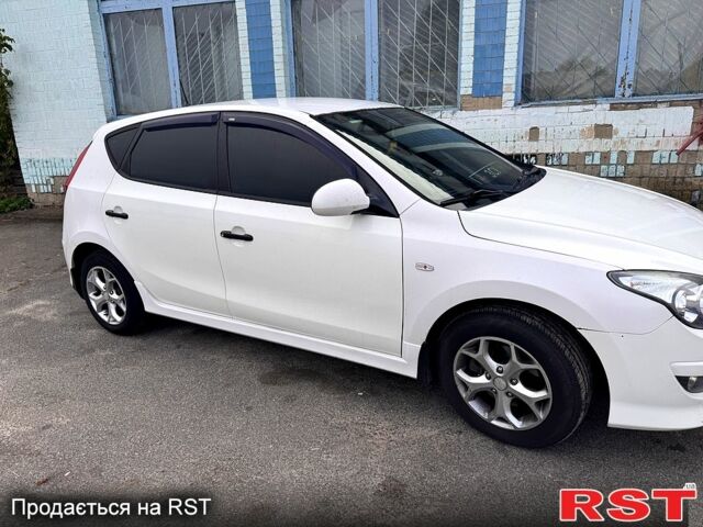 Хендай i30 2011 в Киеве на Automoto.ua Белый Хендай i30, объемом двигателя 1.4 л и пробегом 0 тыс. км за 3000 $, фото 1 на Automoto.ua