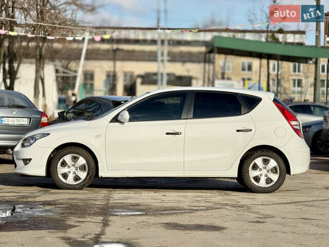 Белый Хендай i30, объемом двигателя 1.6 л и пробегом 227 тыс. км за 6500 $, фото 1 на Automoto.ua