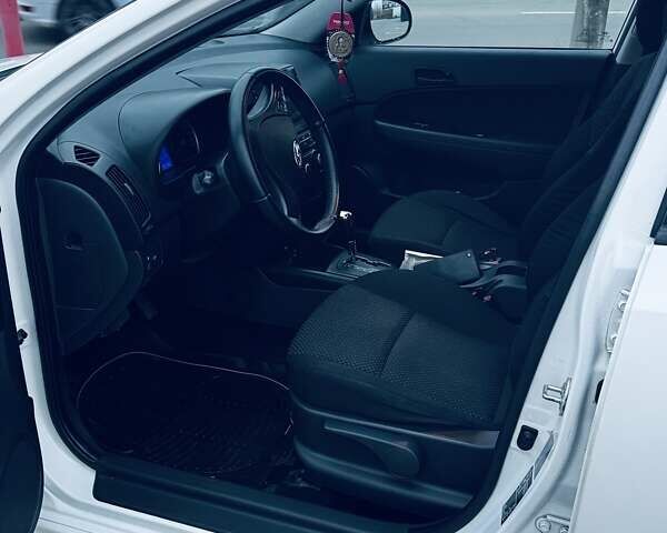 Белый Хендай i30, объемом двигателя 1.6 л и пробегом 236 тыс. км за 7300 $, фото 7 на Automoto.ua