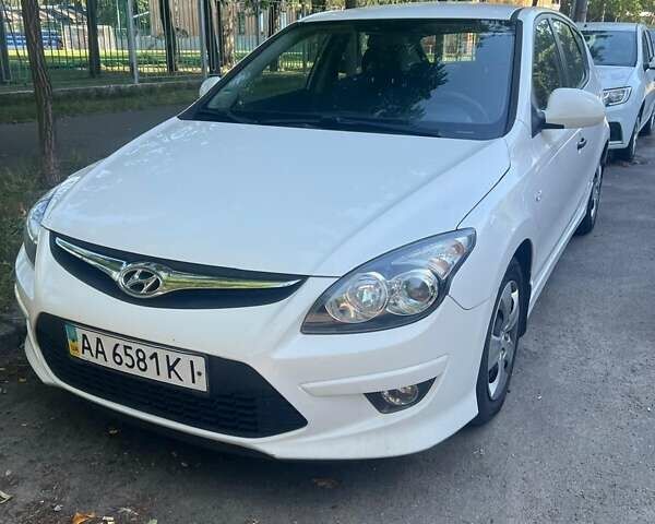 Белый Хендай i30, объемом двигателя 1.4 л и пробегом 120 тыс. км за 7200 $, фото 1 на Automoto.ua