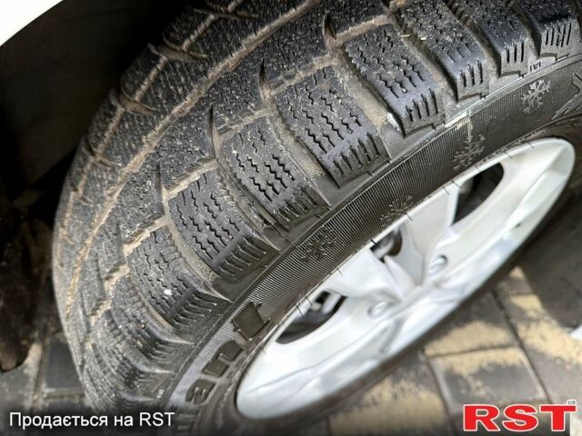 Белый Хендай i30, объемом двигателя 1.6 л и пробегом 164 тыс. км за 7500 $, фото 3 на Automoto.ua