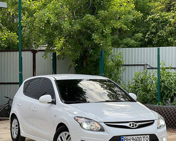 Белый Хендай i30, объемом двигателя 1.58 л и пробегом 258 тыс. км за 6200 $, фото 2 на Automoto.ua