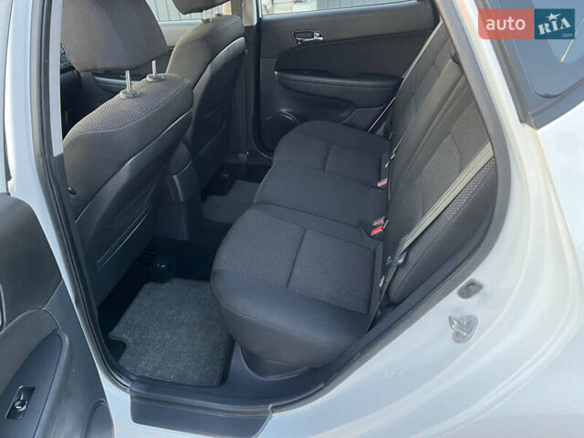 Білий Хендай i30, об'ємом двигуна 1.6 л та пробігом 205 тис. км за 6300 $, фото 11 на Automoto.ua