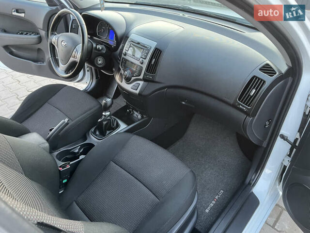 Білий Хендай i30, об'ємом двигуна 1.6 л та пробігом 205 тис. км за 6300 $, фото 13 на Automoto.ua