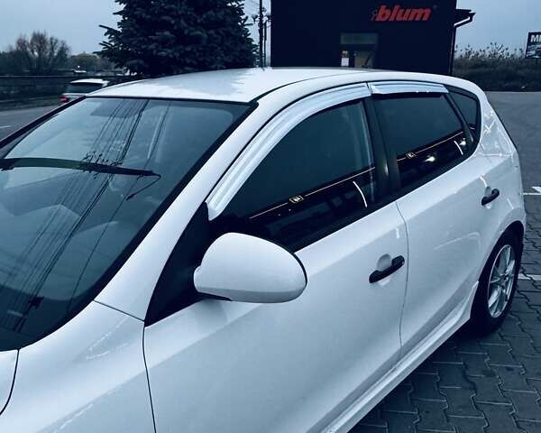 Белый Хендай i30, объемом двигателя 1.6 л и пробегом 236 тыс. км за 7300 $, фото 1 на Automoto.ua