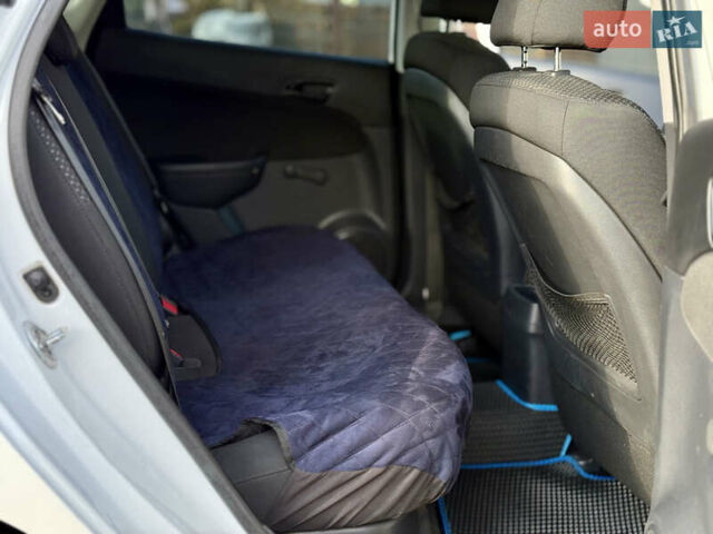 Белый Хендай i30, объемом двигателя 1.6 л и пробегом 227 тыс. км за 6500 $, фото 13 на Automoto.ua