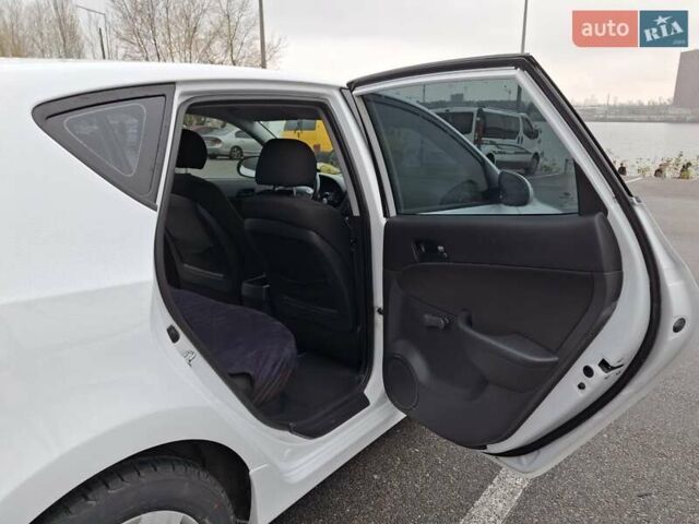 Белый Хендай i30, объемом двигателя 1.58 л и пробегом 226 тыс. км за 6500 $, фото 8 на Automoto.ua