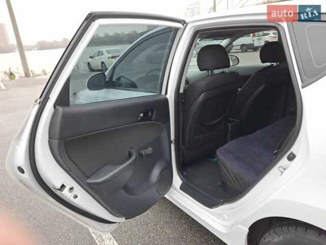 Белый Хендай i30, объемом двигателя 1.58 л и пробегом 226 тыс. км за 6500 $, фото 9 на Automoto.ua