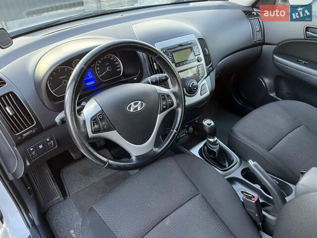 Білий Хендай i30, об'ємом двигуна 1.6 л та пробігом 205 тис. км за 6300 $, фото 6 на Automoto.ua