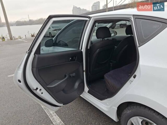 Белый Хендай i30, объемом двигателя 1.58 л и пробегом 226 тыс. км за 6500 $, фото 10 на Automoto.ua