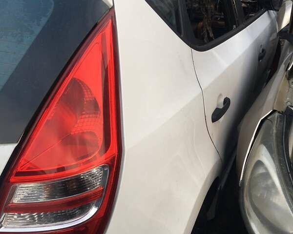Белый Хендай i30, объемом двигателя 1.6 л и пробегом 98 тыс. км за 650 $, фото 2 на Automoto.ua
