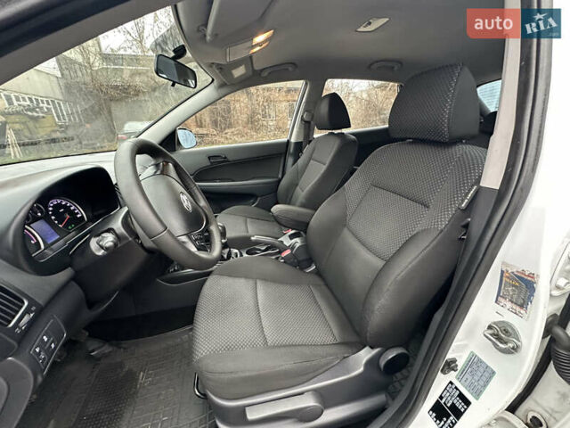 Белый Хендай i30, объемом двигателя 1.58 л и пробегом 180 тыс. км за 7300 $, фото 22 на Automoto.ua